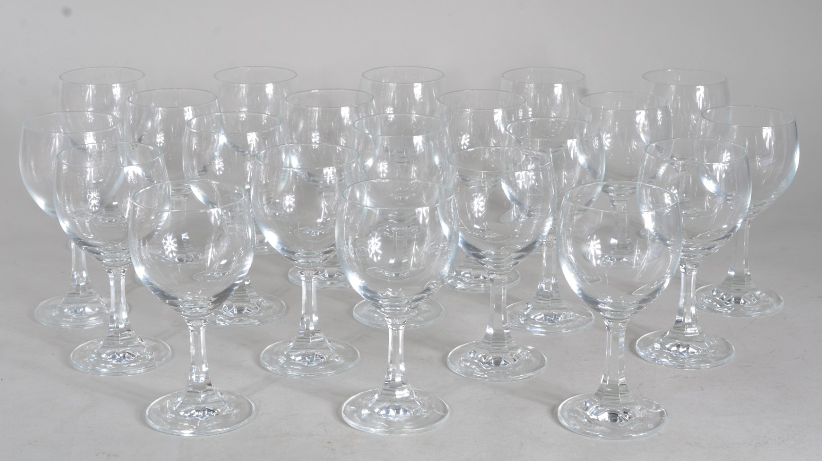 Conjunto com 21 cálices de vidro para vinho - foto 1 de 5