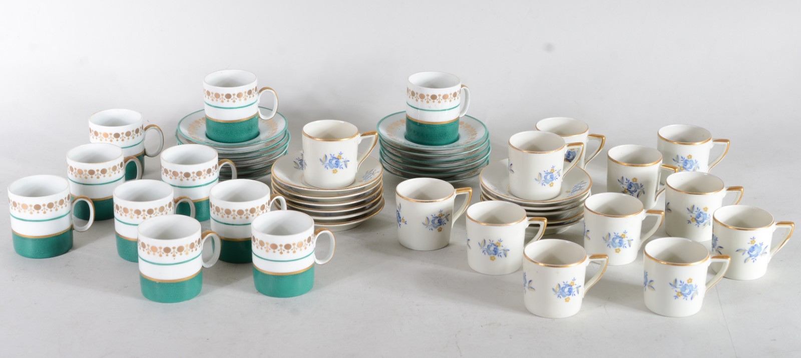 Dois conjuntos para café, sendo um de porcelana Renner, composto de... - foto 1 de 9
