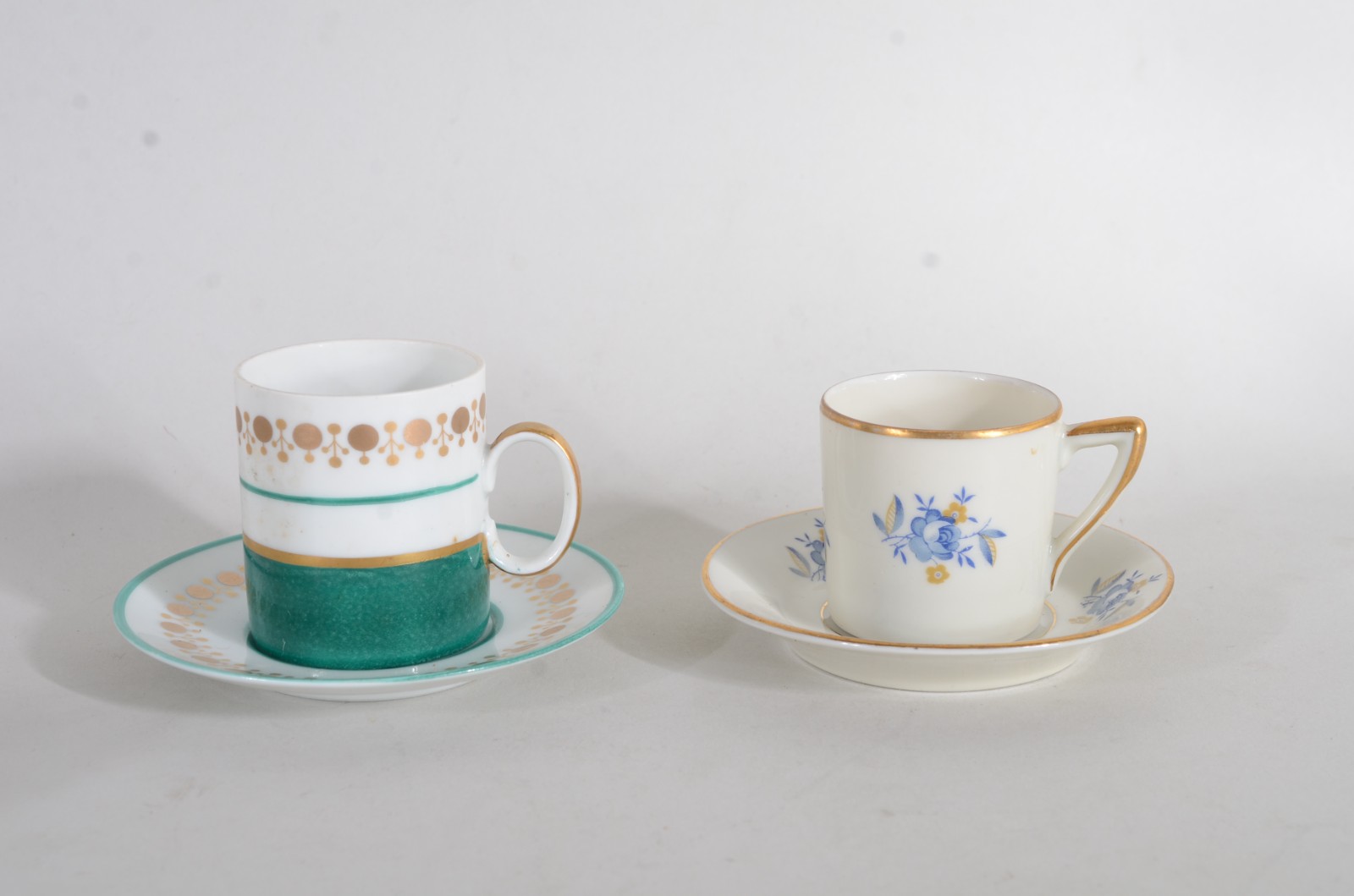 Dois conjuntos para café, sendo um de porcelana Renner, composto de... - foto 2 de 9