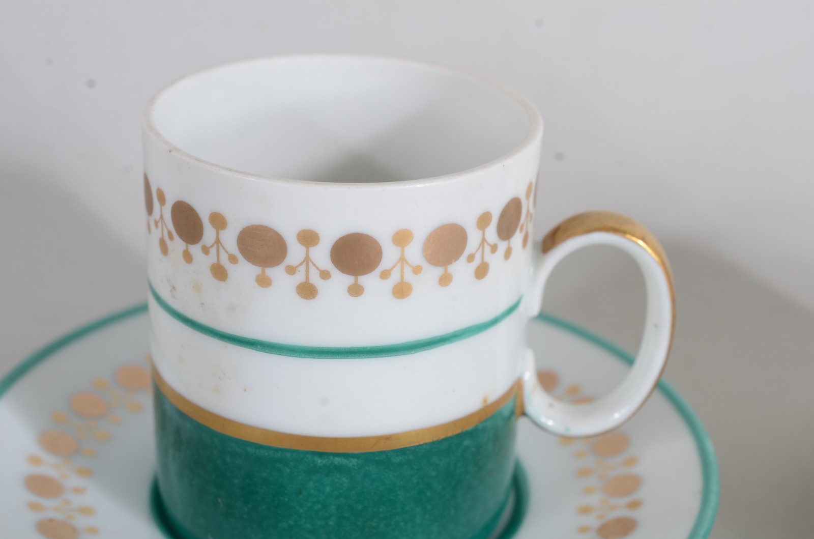 Dois conjuntos para café, sendo um de porcelana Renner, composto de... - foto 3 de 9