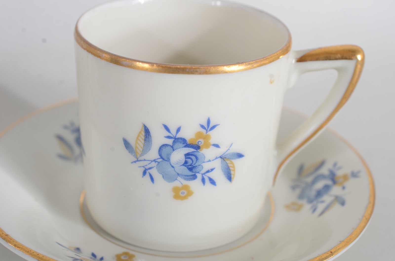 Dois conjuntos para café, sendo um de porcelana Renner, composto de... - foto 4 de 9