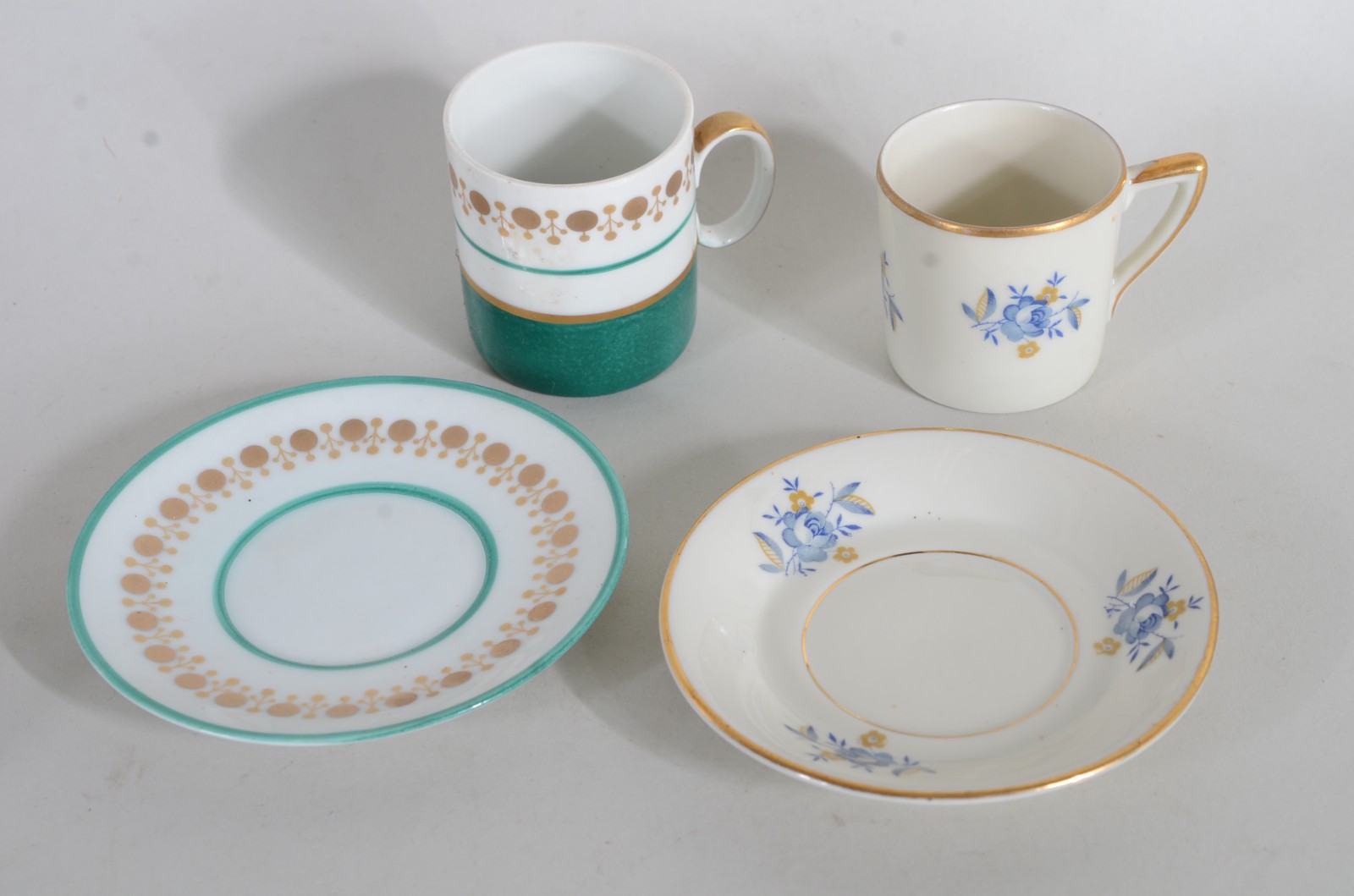 Dois conjuntos para café, sendo um de porcelana Renner, composto de... - foto 5 de 9