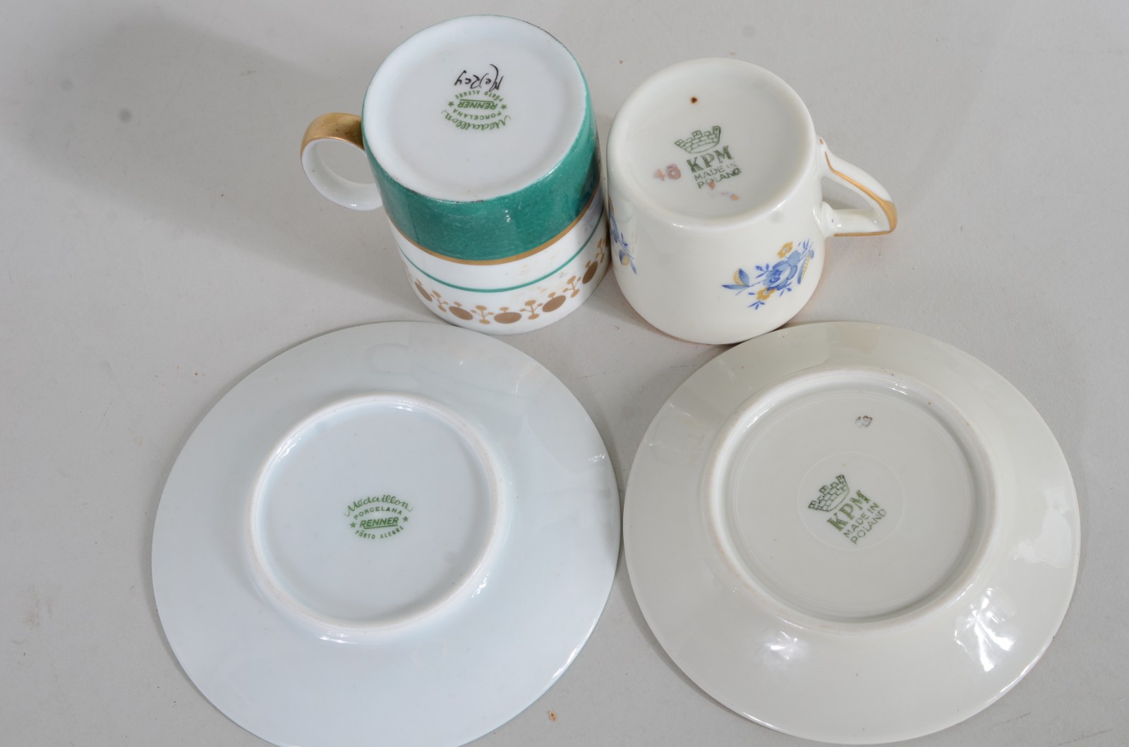 Dois conjuntos para café, sendo um de porcelana Renner, composto de... - foto 6 de 9