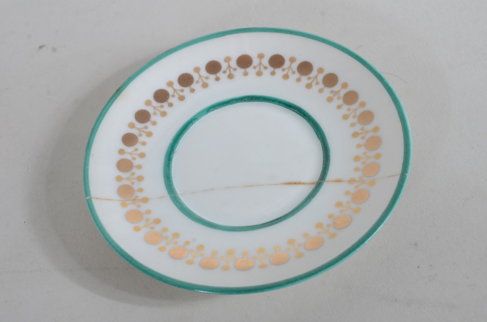 Dois conjuntos para café, sendo um de porcelana Renner, composto de... - foto 7 de 9