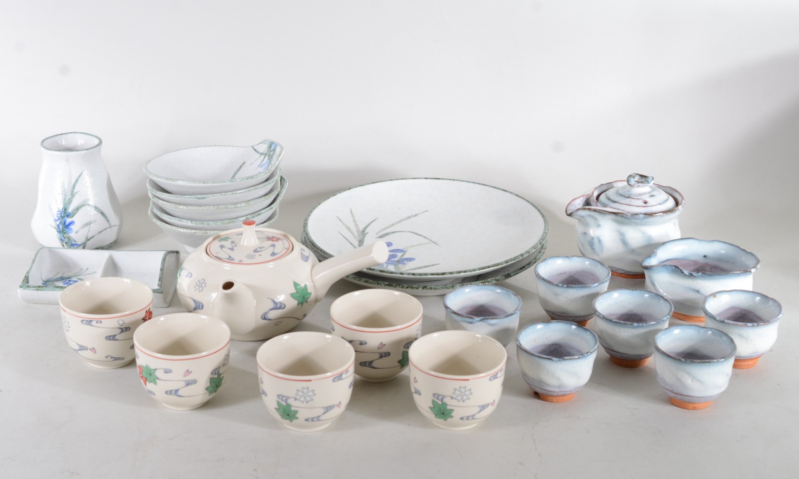 Três serviços de chá de cerâmica oriental, composto de: 5 bowls... - foto 1 de 11