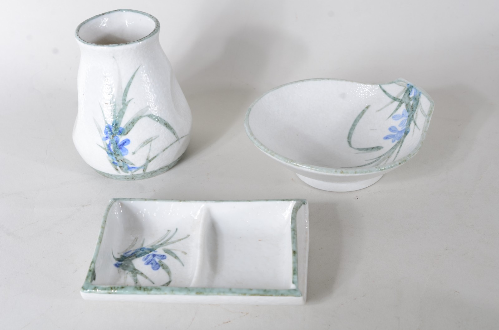 Três serviços de chá de cerâmica oriental, composto de: 5 bowls... - foto 2 de 11