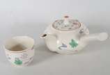 Três serviços de chá de cerâmica oriental, comp... - Três serviços de chá de cerâmica oriental, composto de: 5 bowls; bule; 6 bowls, cremeira, bule, 2 pratos, 5 bowls.