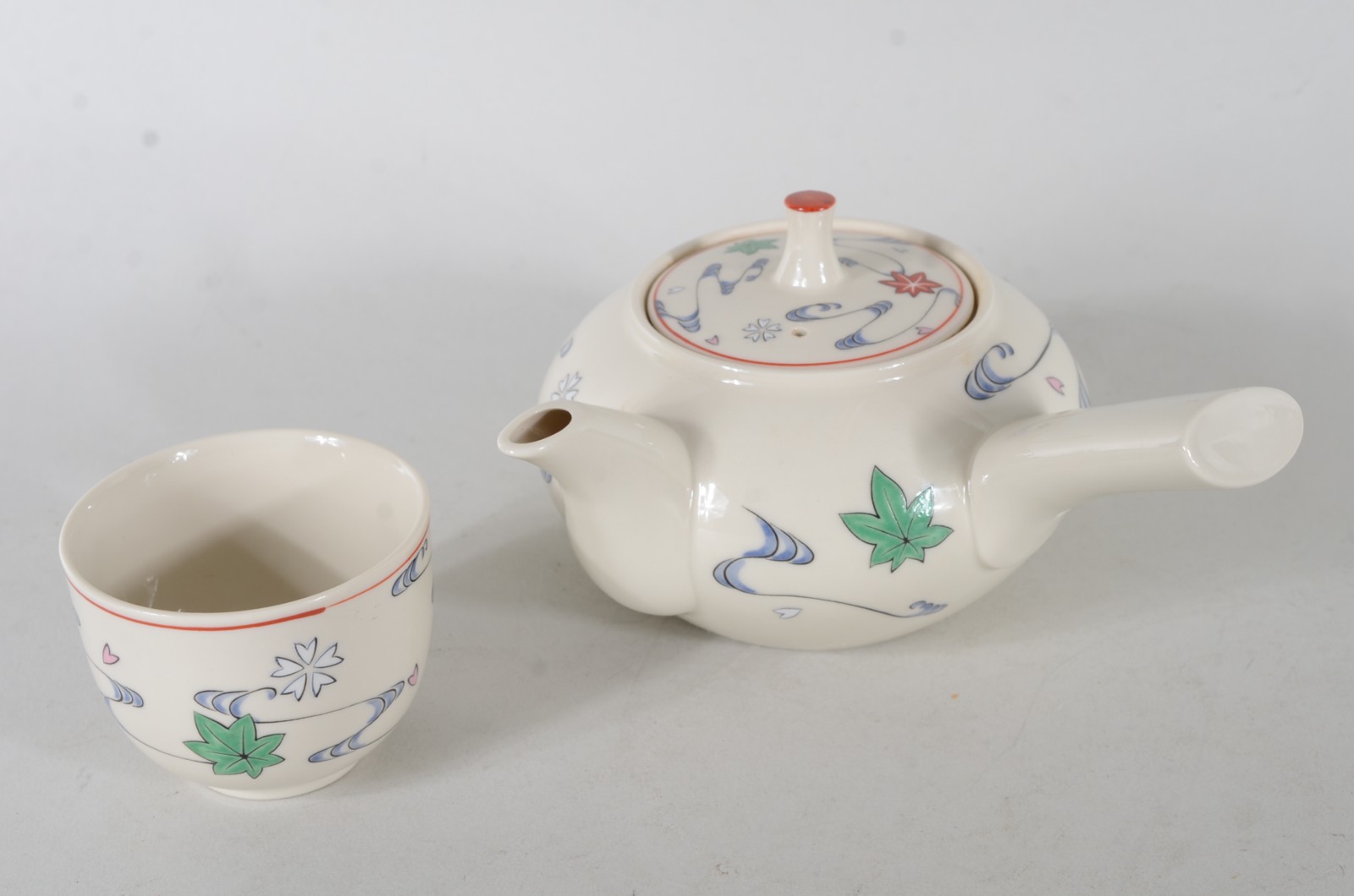 Três serviços de chá de cerâmica oriental, composto de: 5 bowls... - foto 3 de 11