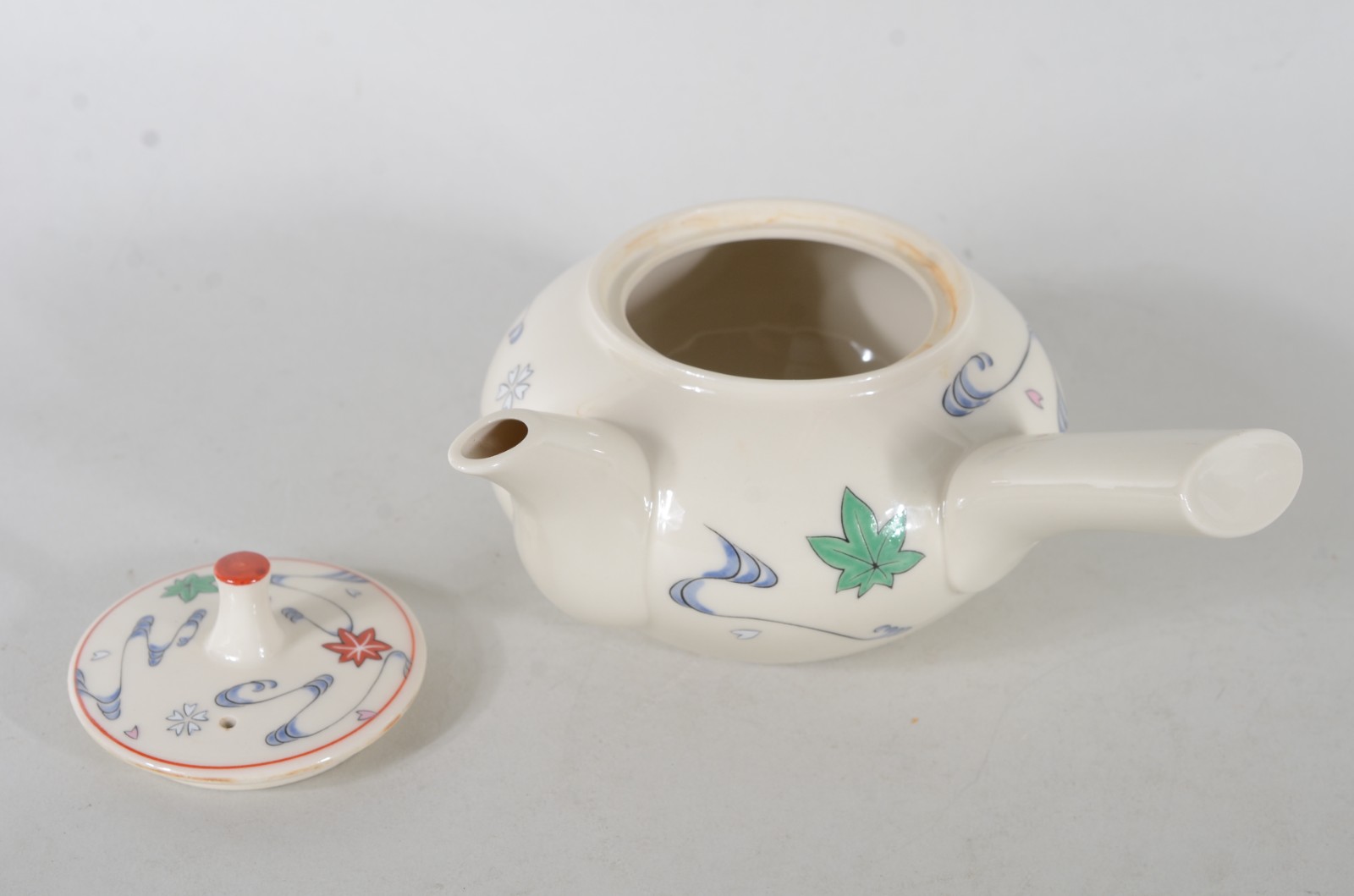 Três serviços de chá de cerâmica oriental, composto de: 5 bowls... - foto 5 de 11