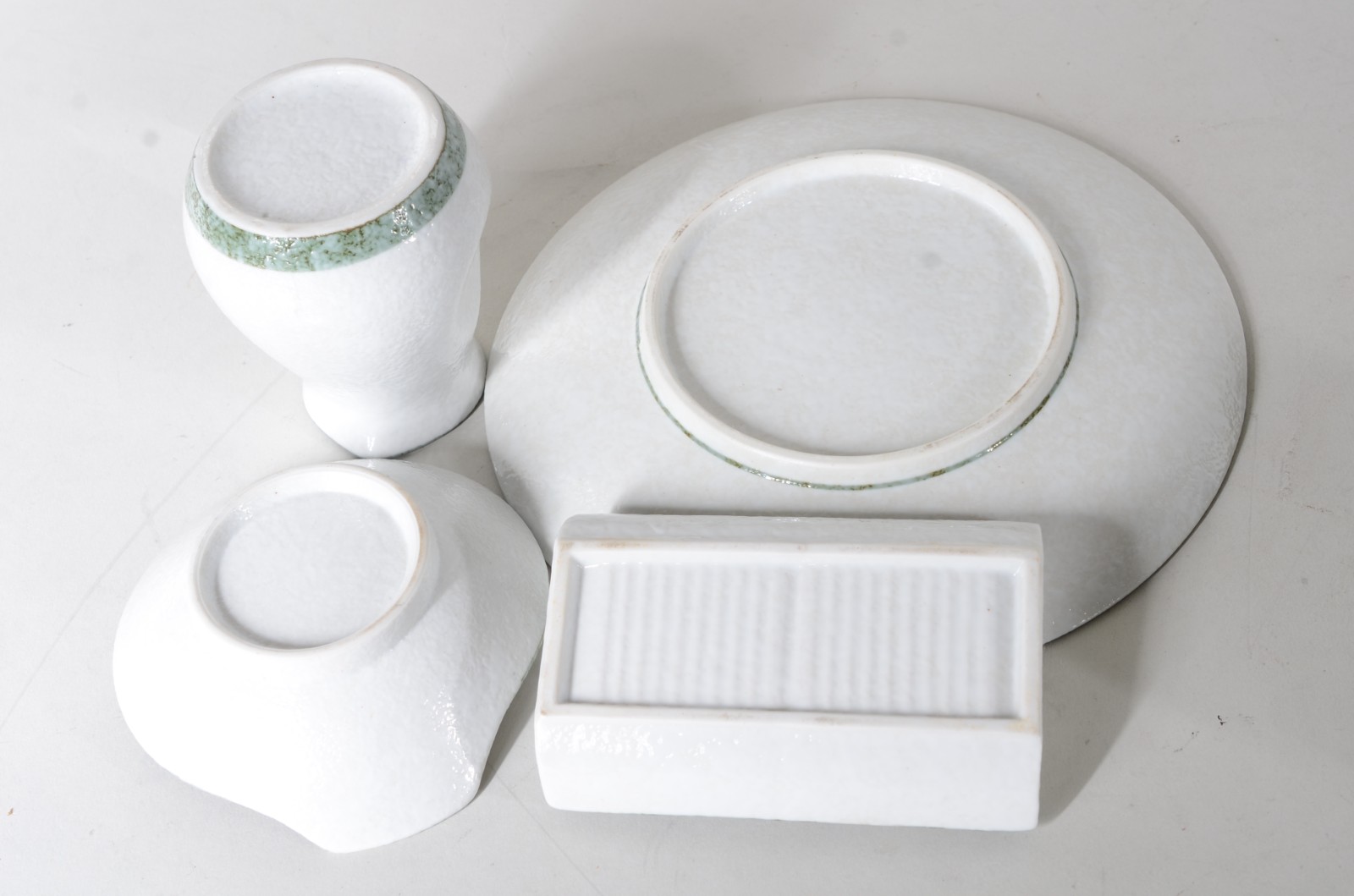Três serviços de chá de cerâmica oriental, composto de: 5 bowls... - foto 7 de 11