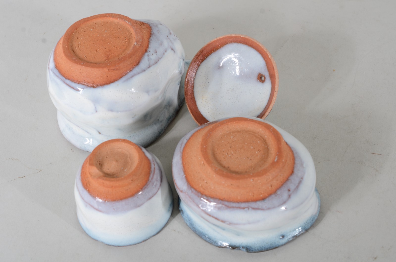 Três serviços de chá de cerâmica oriental, composto de: 5 bowls... - foto 9 de 11