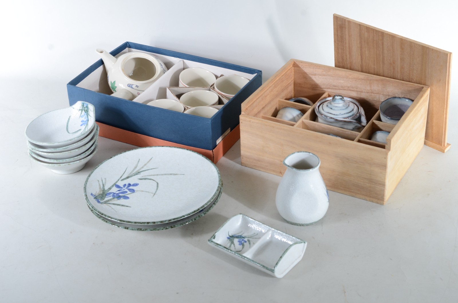 Três serviços de chá de cerâmica oriental, composto de: 5 bowls... - foto 10 de 11