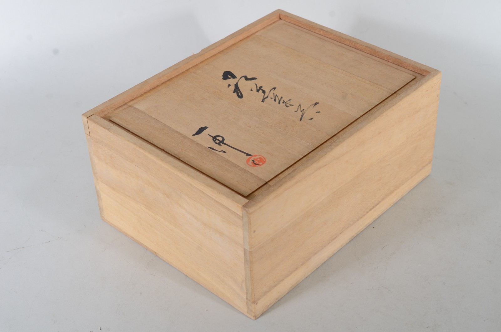 Três serviços de chá de cerâmica oriental, composto de: 5 bowls... - foto 11 de 11