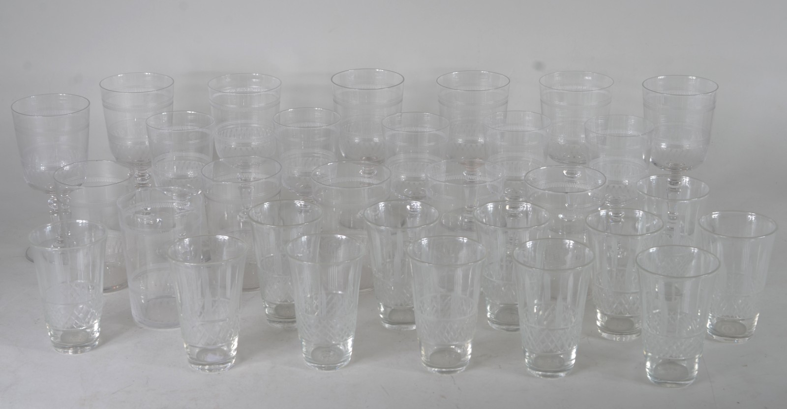 Serviço de cristal,composto de: 6 para água, 7 para vinho branco, 5... - foto 2 de 9
