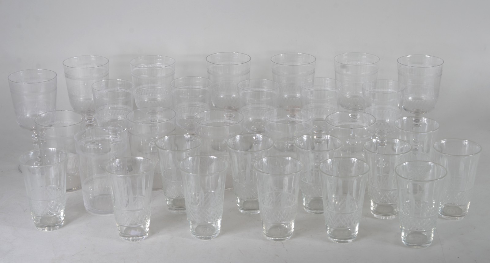 Serviço de cristal,composto de: 6 para água, 7 para vinho branco, 5... - foto 1 de 9