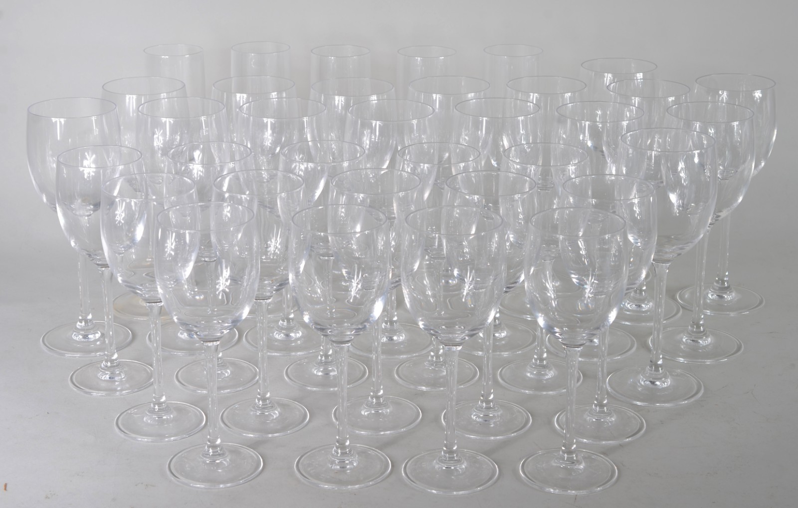 Serviço de cristal lapidado, composto de: 7 flutes para champagne, 16... - foto 1 de 3