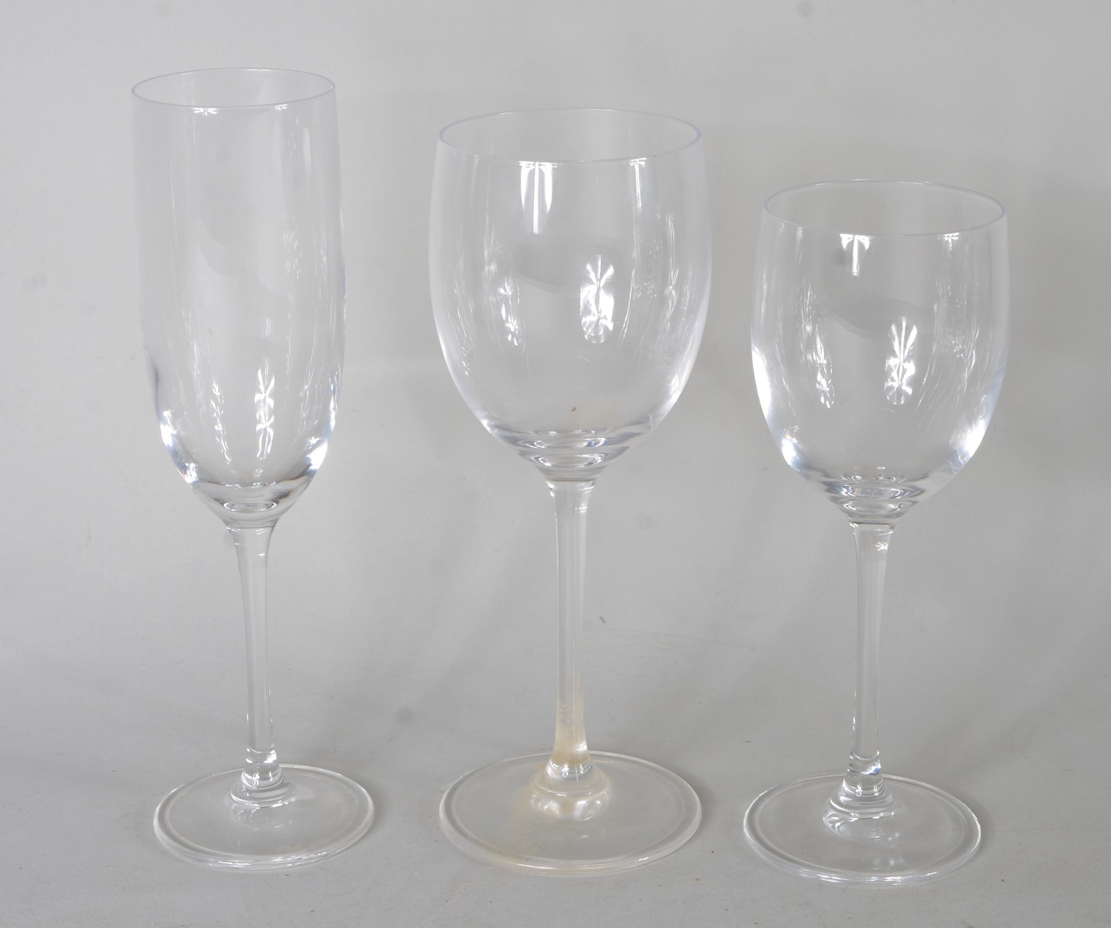 Serviço de cristal lapidado, composto de: 7 flutes para champagne, 16... - foto 2 de 3