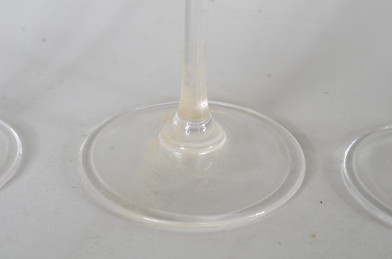 Serviço de cristal lapidado, composto de: 7 flutes para champagne, 16... - foto 3 de 3