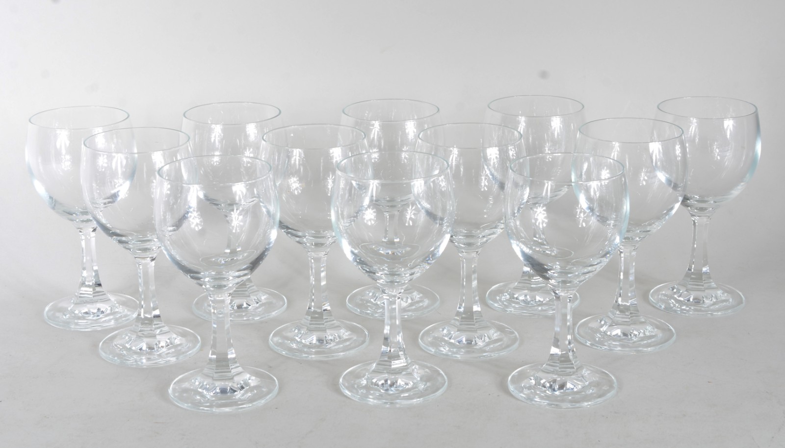 Conjunto com 12 cálices para vinho demi cristal. - foto 1 de 4