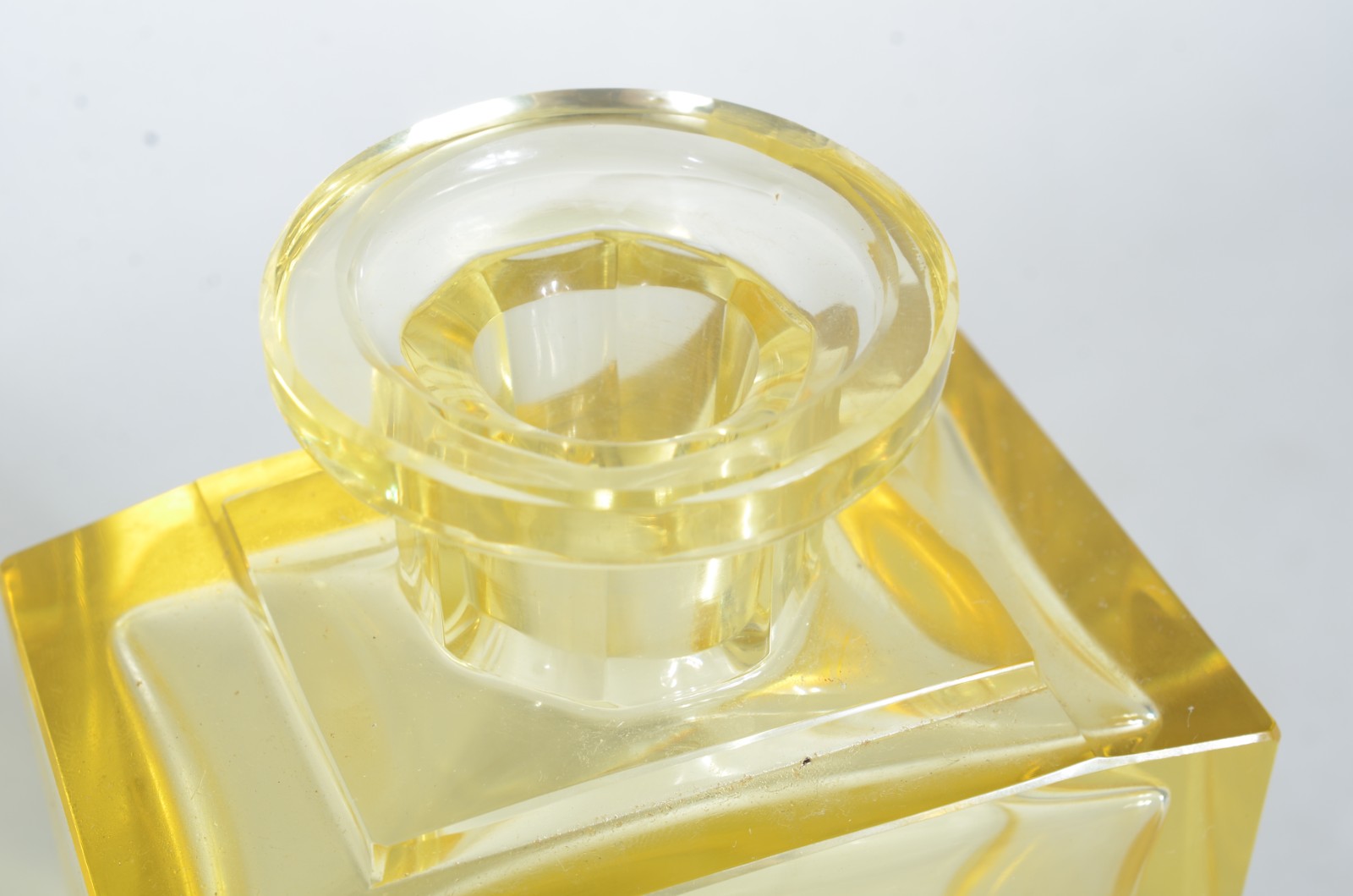 Três garrafas de cristal (uma com lascado na borda). - foto 4 de 7