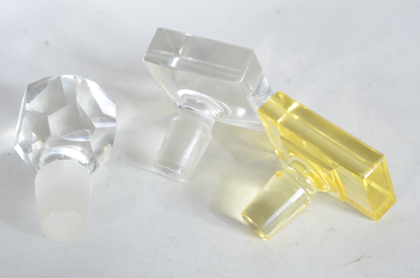 Três garrafas de cristal (uma com lascado na borda). - foto 7 de 7