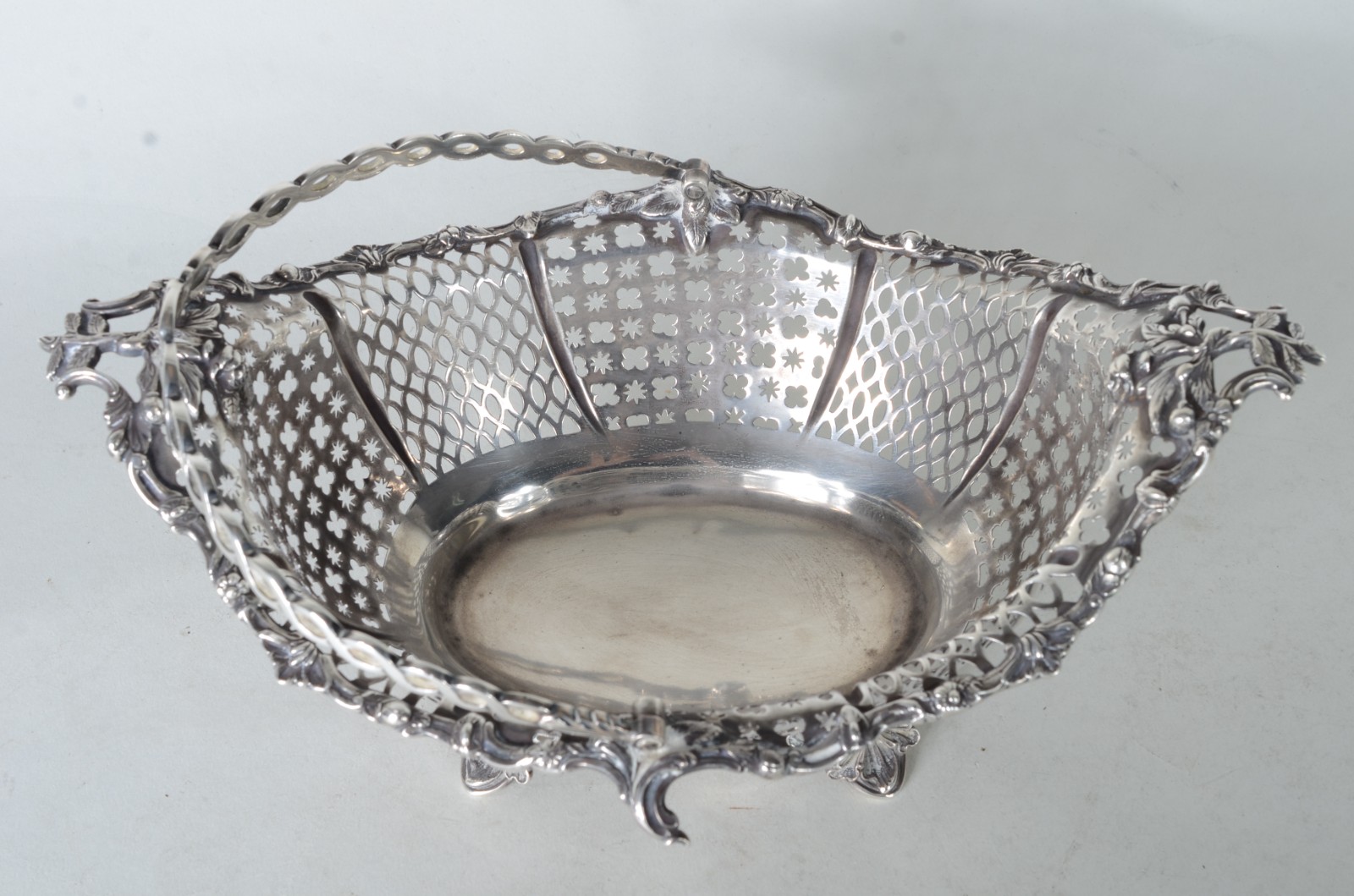 Cesta de prata inglesa contrastada. Peso da prata: 710 g. (Por... - foto 4 de 9