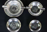 Quatro cinzeiros de prata decorados com moedas ... - Quatro cinzeiros de prata decorados com moedas ,  medida peça  maior 