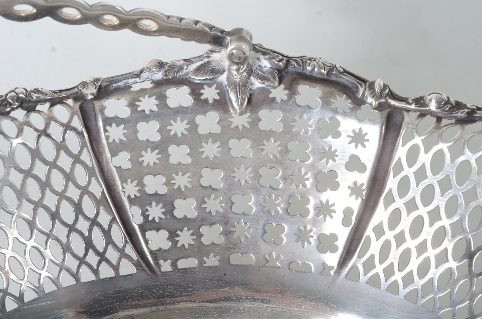 Cesta de prata inglesa contrastada. Peso da prata: 710 g. (Por... - foto 7 de 9