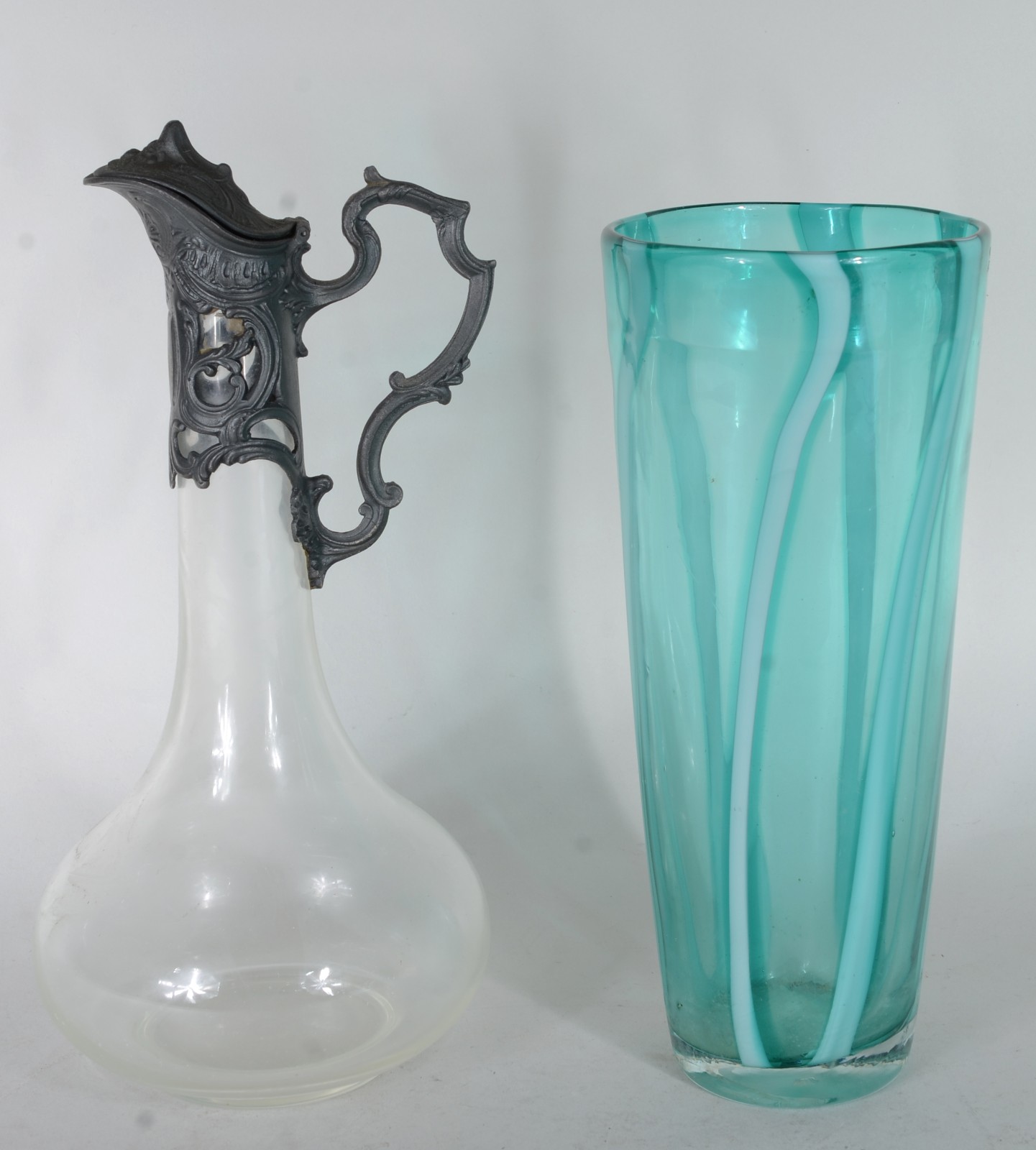 Duas peças, sendo: vaso de vidro azul e jarra com alça de metal. - foto 1 de 8