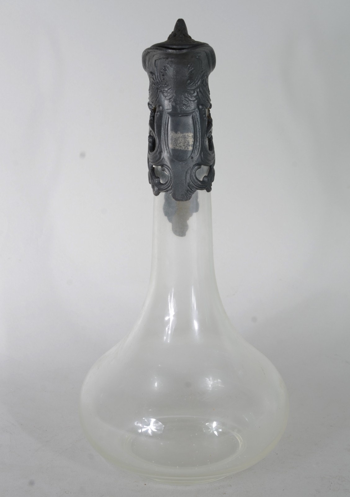 Duas peças, sendo: vaso de vidro azul e jarra com alça de metal. - foto 2 de 8