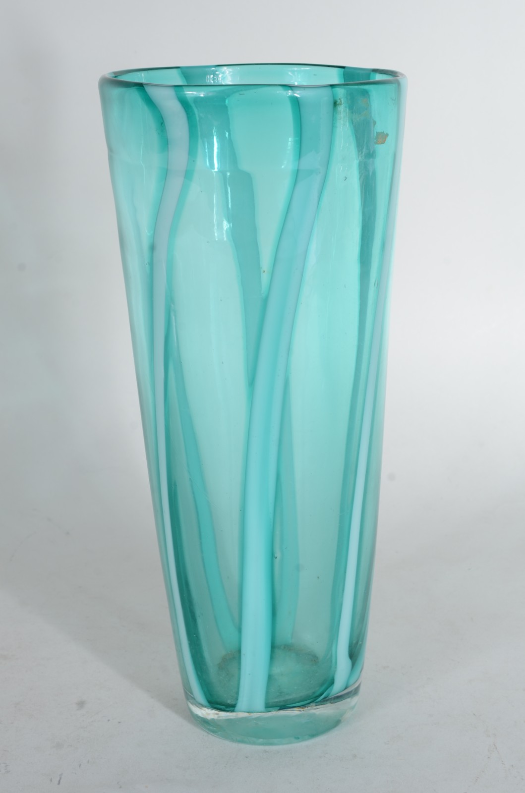 Duas peças, sendo: vaso de vidro azul e jarra com alça de metal. - foto 3 de 8