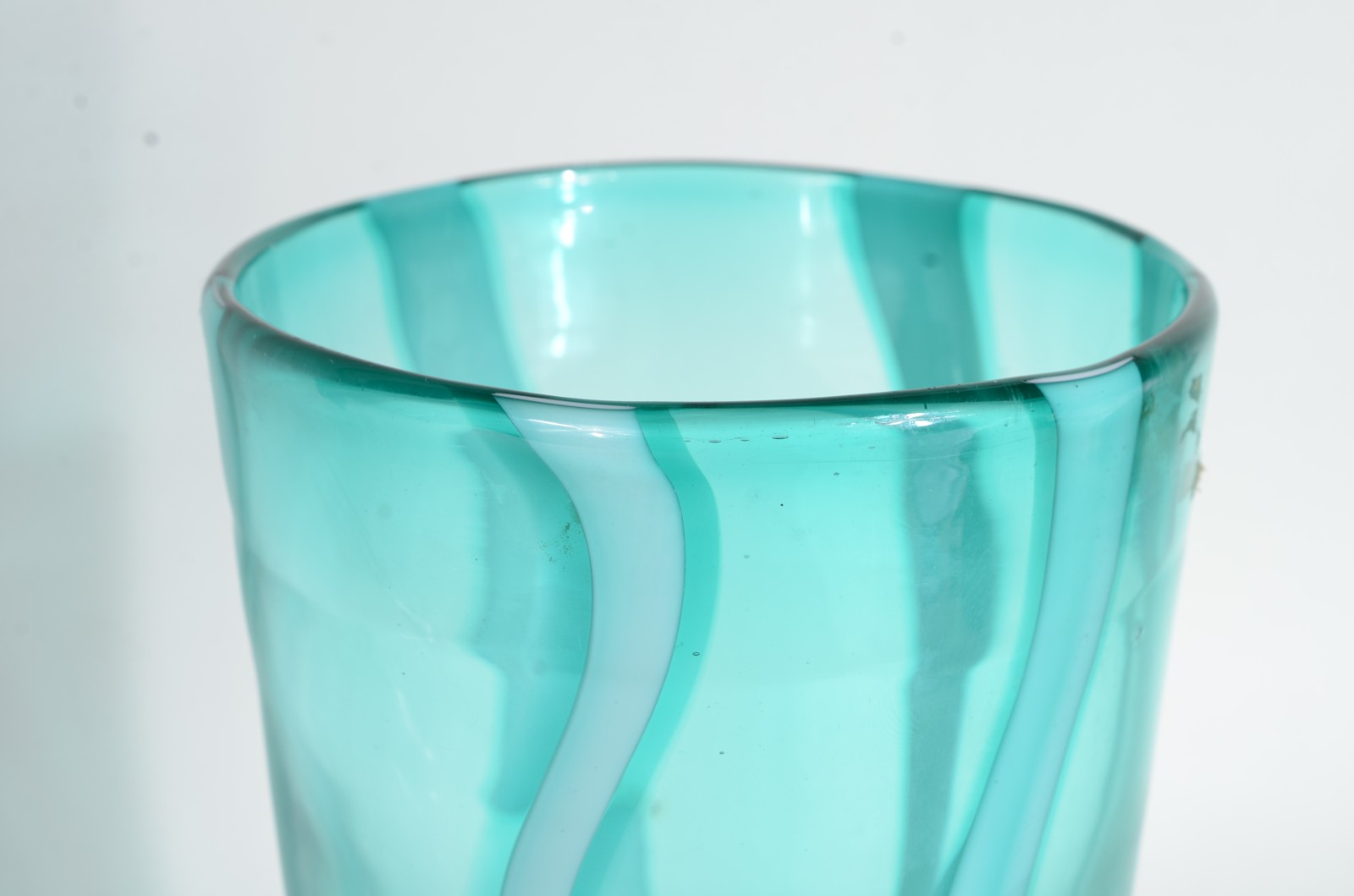 Duas peças, sendo: vaso de vidro azul e jarra com alça de metal. - foto 5 de 8