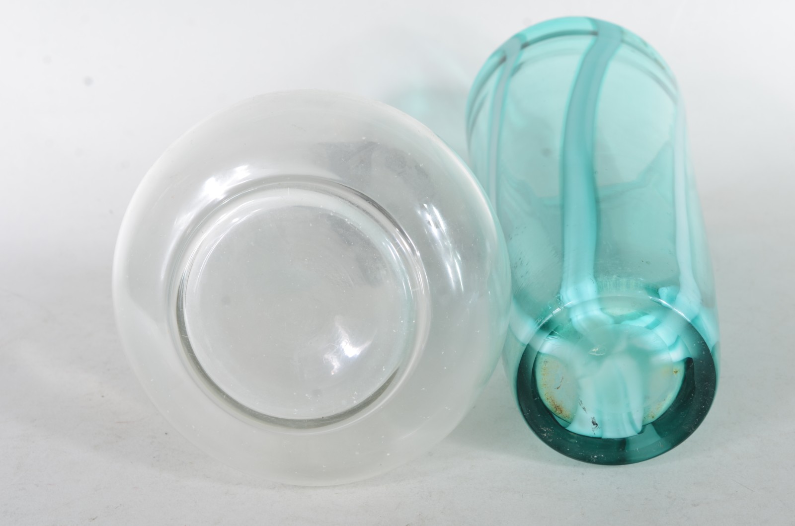 Duas peças, sendo: vaso de vidro azul e jarra com alça de metal. - foto 7 de 8