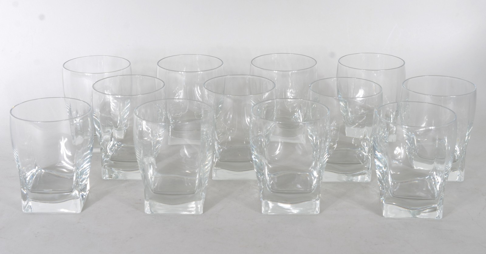 Conjunto com 12 copos de vidro italiano para whisky e 17 taças para... - foto 1 de 4
