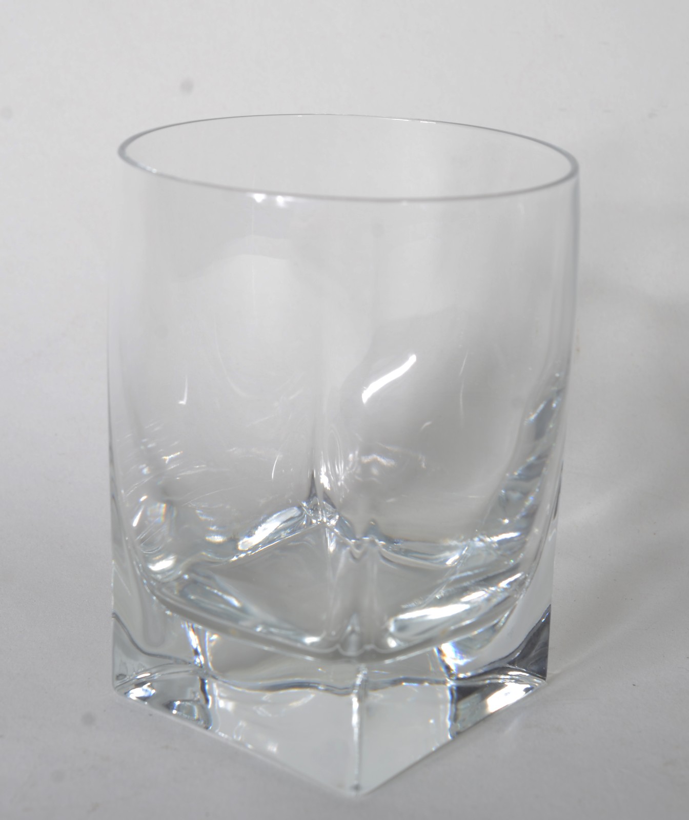 Conjunto com 12 copos de vidro italiano para whisky e 17 taças para... - foto 2 de 4