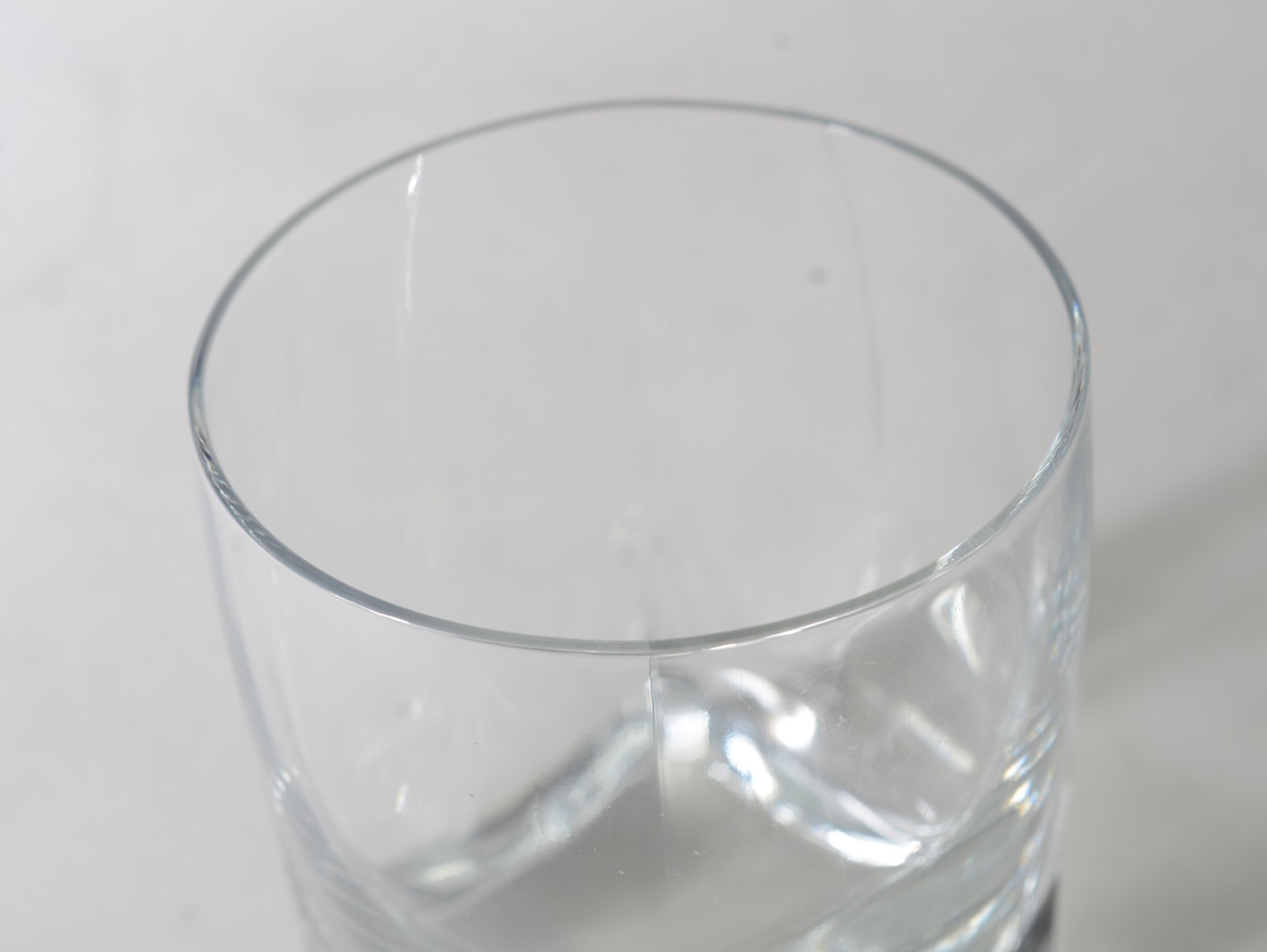 Conjunto com 12 copos de vidro italiano para whisky e 17 taças para... - foto 3 de 4