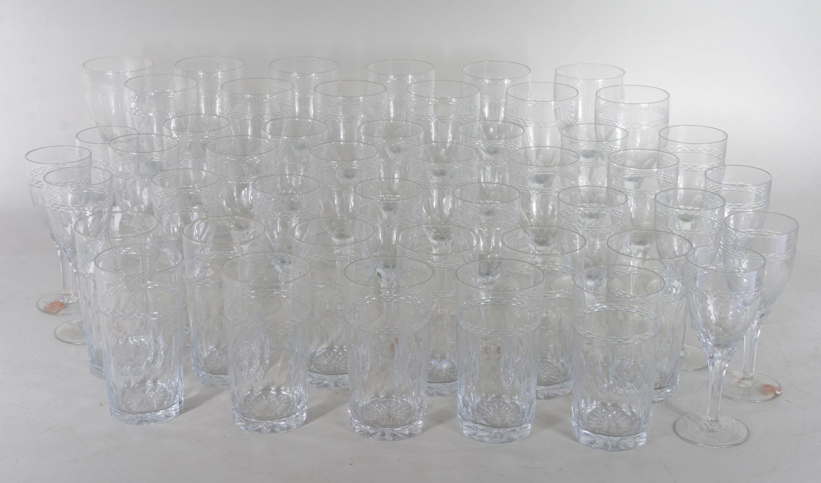 Serviço de cristal lapidado, composto de: 12 cálices para água, 12... - foto 1 de 7