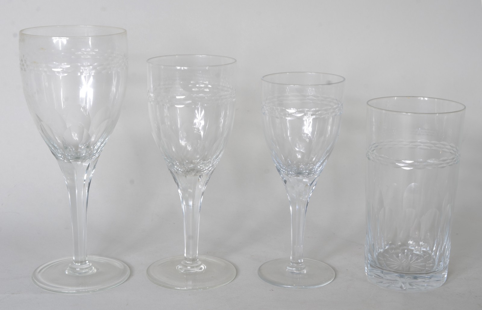 Serviço de cristal lapidado, composto de: 12 cálices para água, 12... - foto 2 de 7