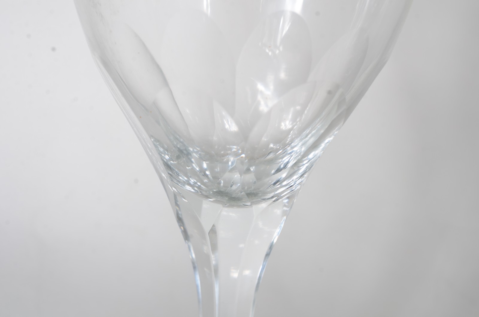 Serviço de cristal lapidado, composto de: 12 cálices para água, 12... - foto 4 de 7