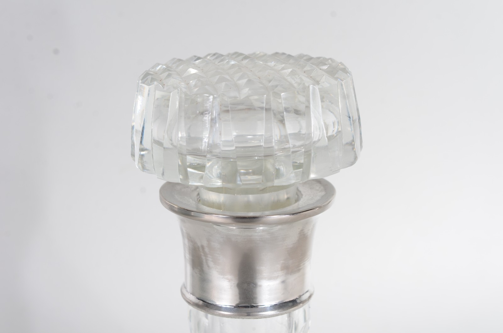 Garrafa de cristal lapidada com gargalo de metal. - foto 3 de 8