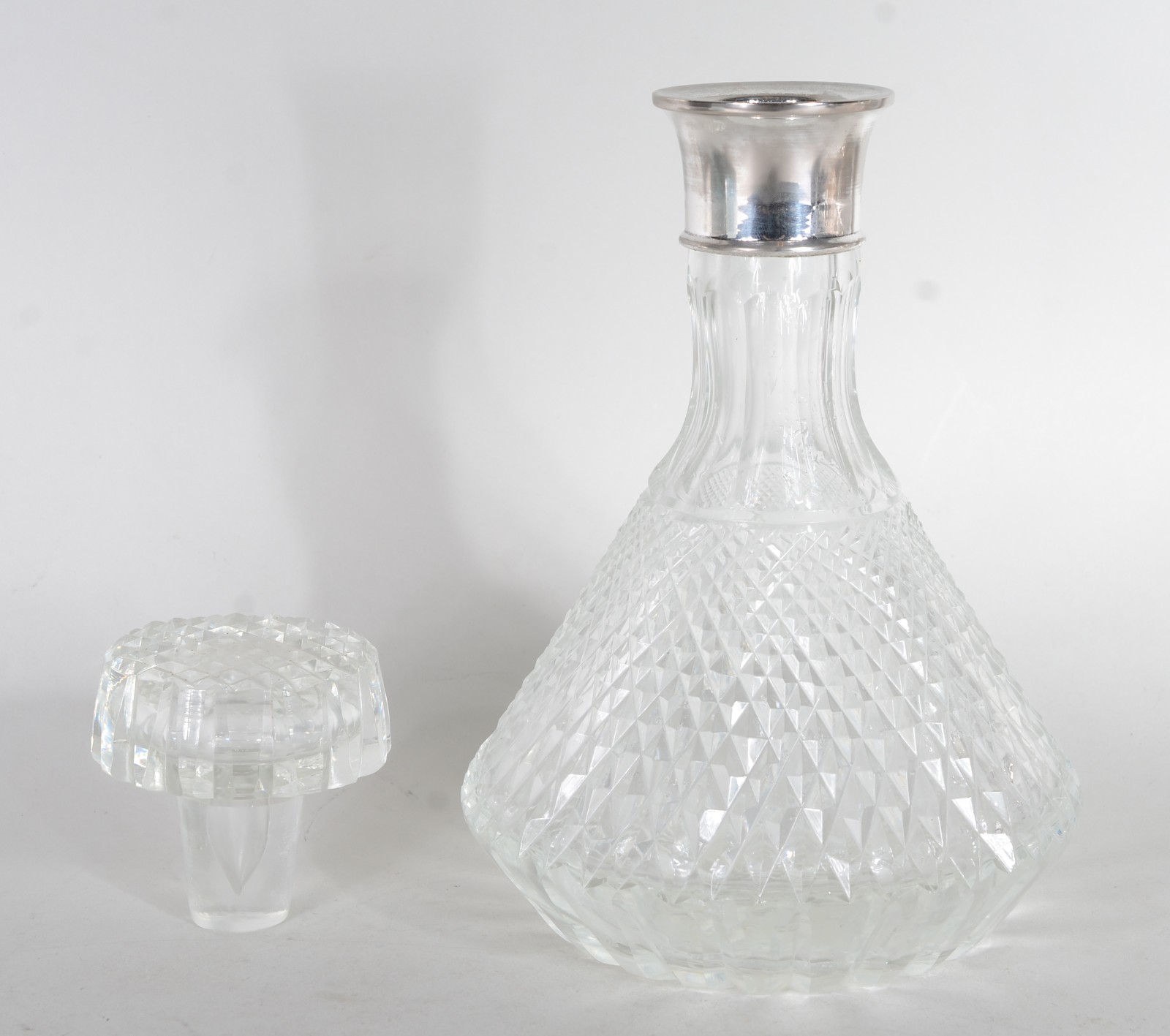 Garrafa de cristal lapidada com gargalo de metal. - foto 4 de 8