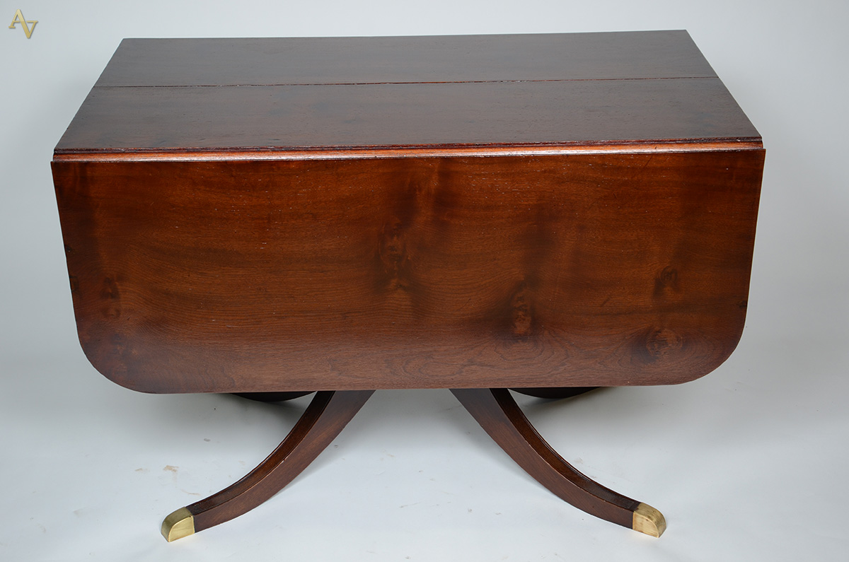 Mesa de madeira nobre, com abas, quatro pernas recurvas com ponteiras... - foto 1 de 2