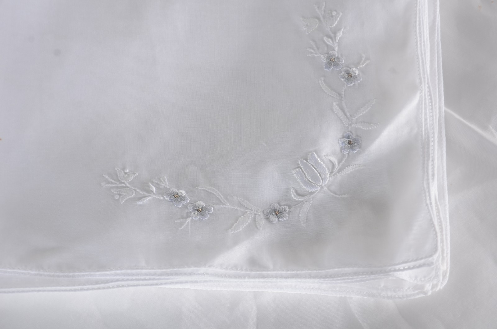 Toalha de mesa de organza com flores bordadas. - foto 6 de 9