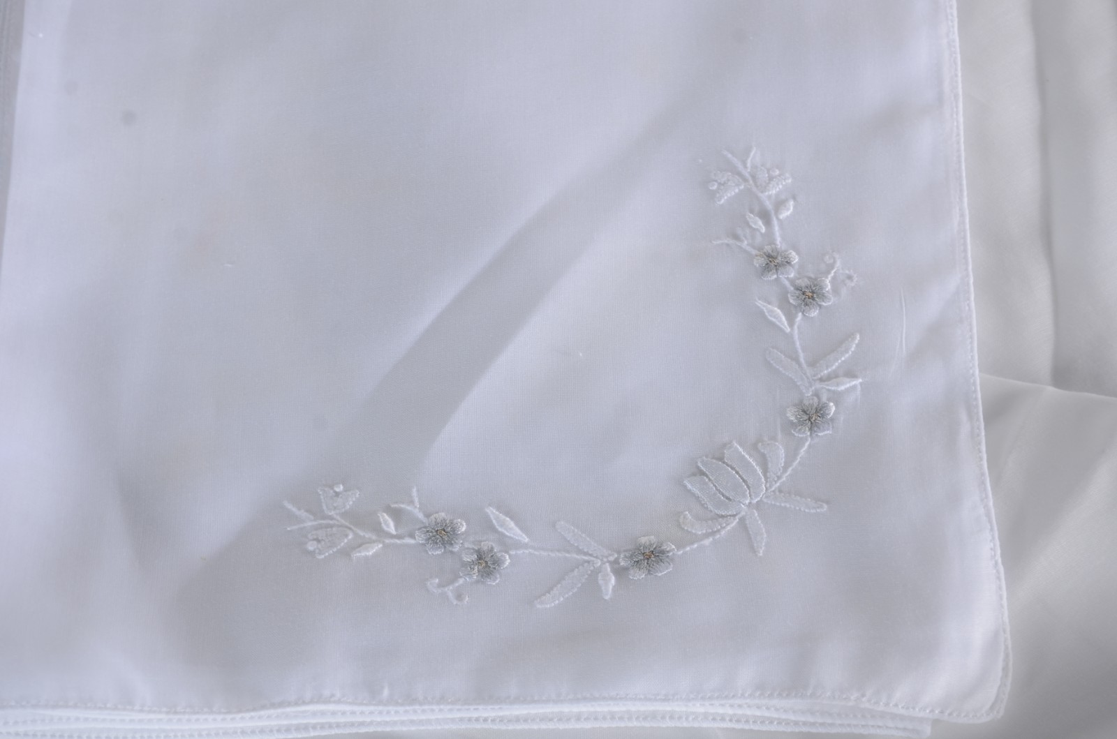 Toalha de mesa em organza ricamente bordada com flores e fios... - foto 5 de 9