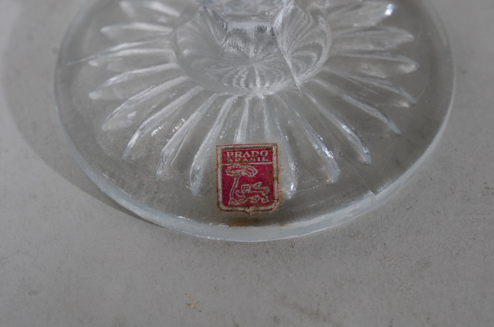 Serviço de copos e pratos, lapidação "bico de jaca", composto de: 8... - foto 6 de 8