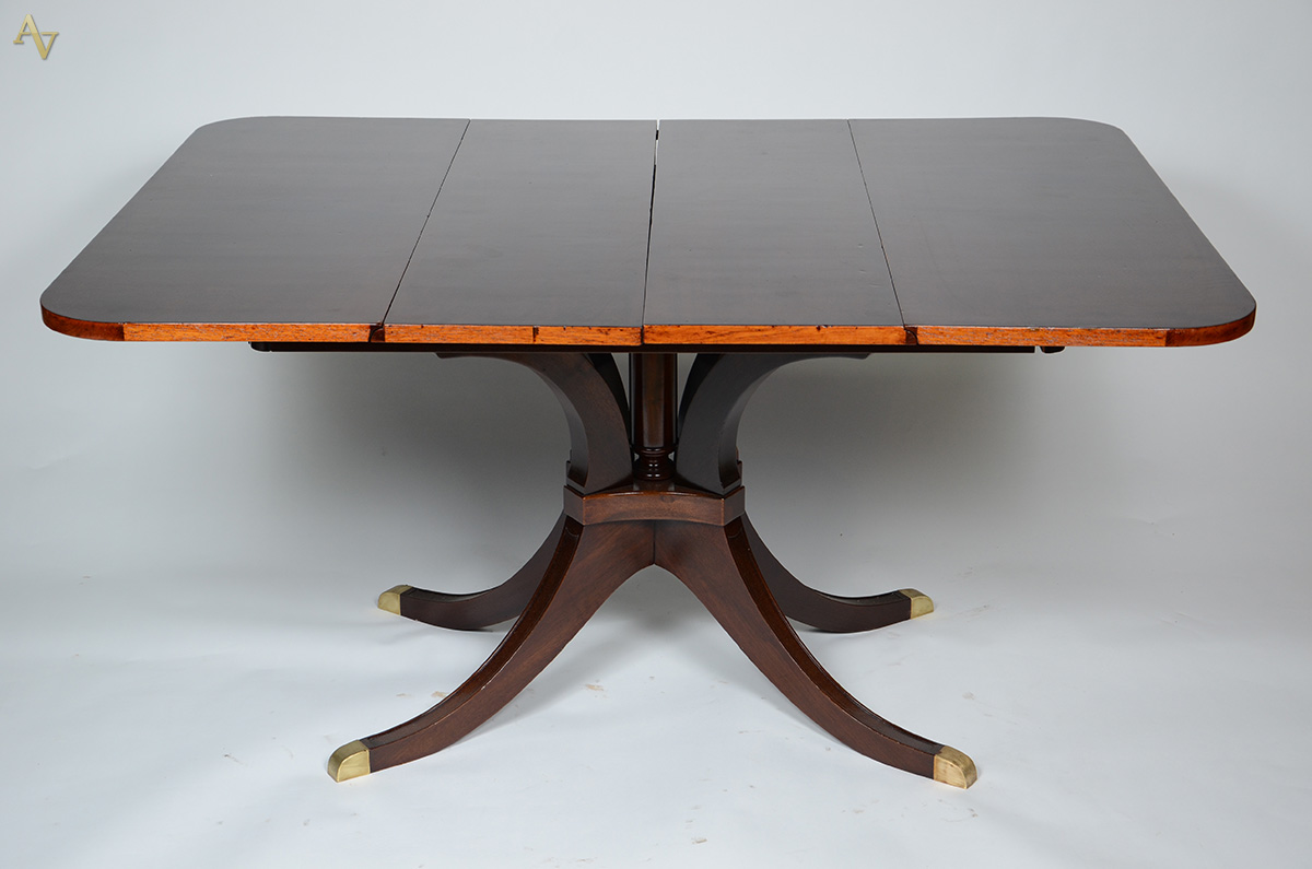 Mesa de madeira nobre, com abas, quatro pernas recurvas com ponteiras... - foto 2 de 2