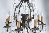 Lustre com armação de bronze, placas e pingente... - Lustre com armação de bronze, placas e pingentes de cristal lapidado para 8 luzes, estilo Versailles.