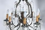 Lustre com armação de bronze, placas e pingente... - Lustre com armação de bronze, placas e pingentes de cristal lapidado para 8 luzes, estilo Versailles.