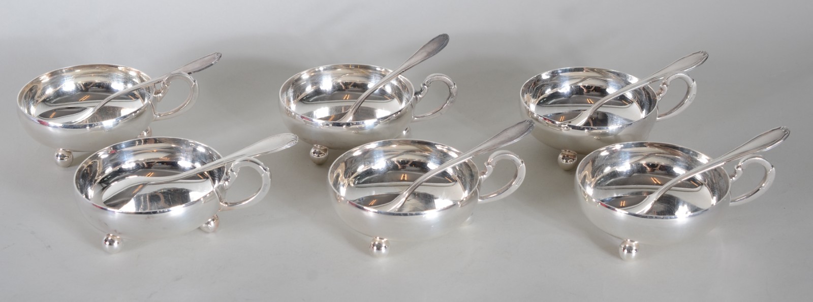 Seis taças para sorvete com colheres metal prateado. - foto 1 de 6