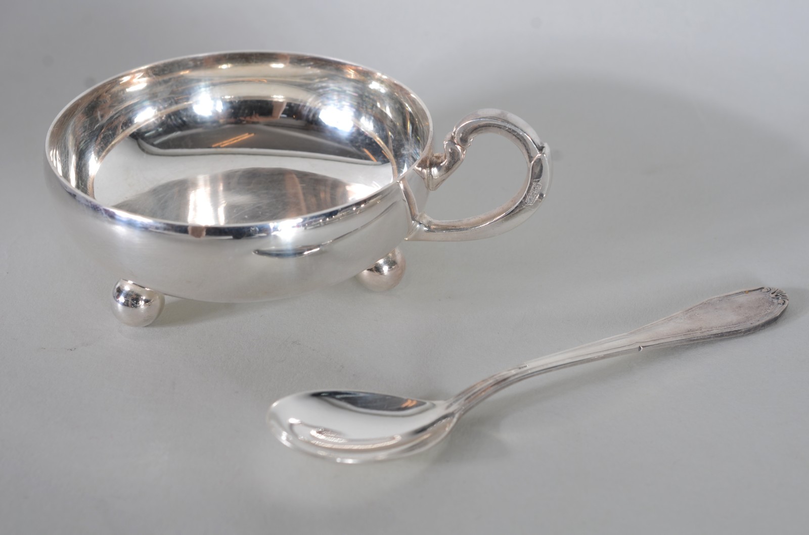 Seis taças para sorvete com colheres metal prateado. - foto 3 de 6